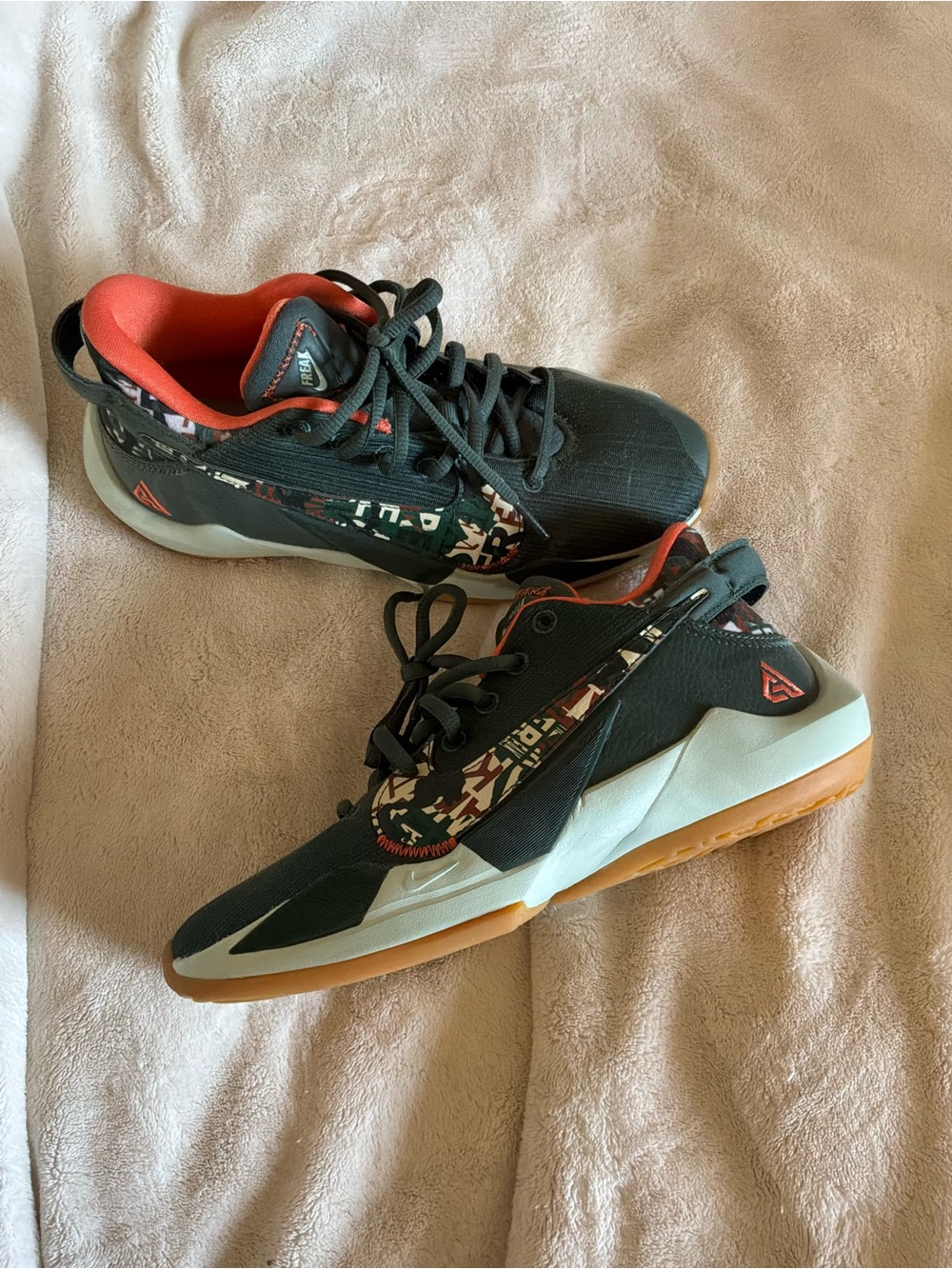 Nike Kids Black and Orange Low-Top Sneakers with Patterned Swoosh